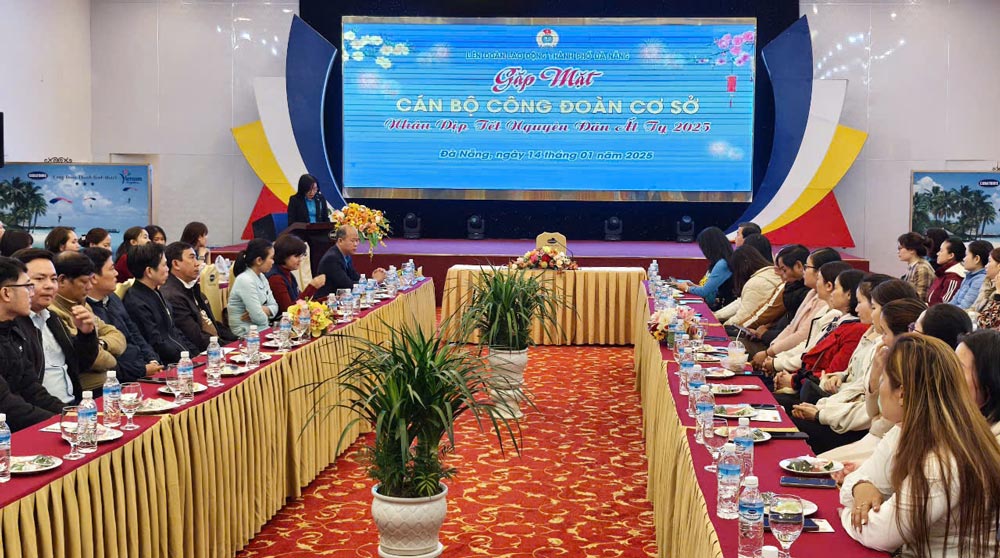 Da Nang City Labor Federation met and expressed gratitude to 150 grassroots union officials. Photo: Tuong Minh