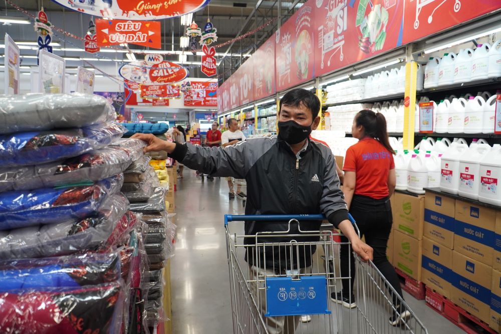 Shopping for Tet goods.