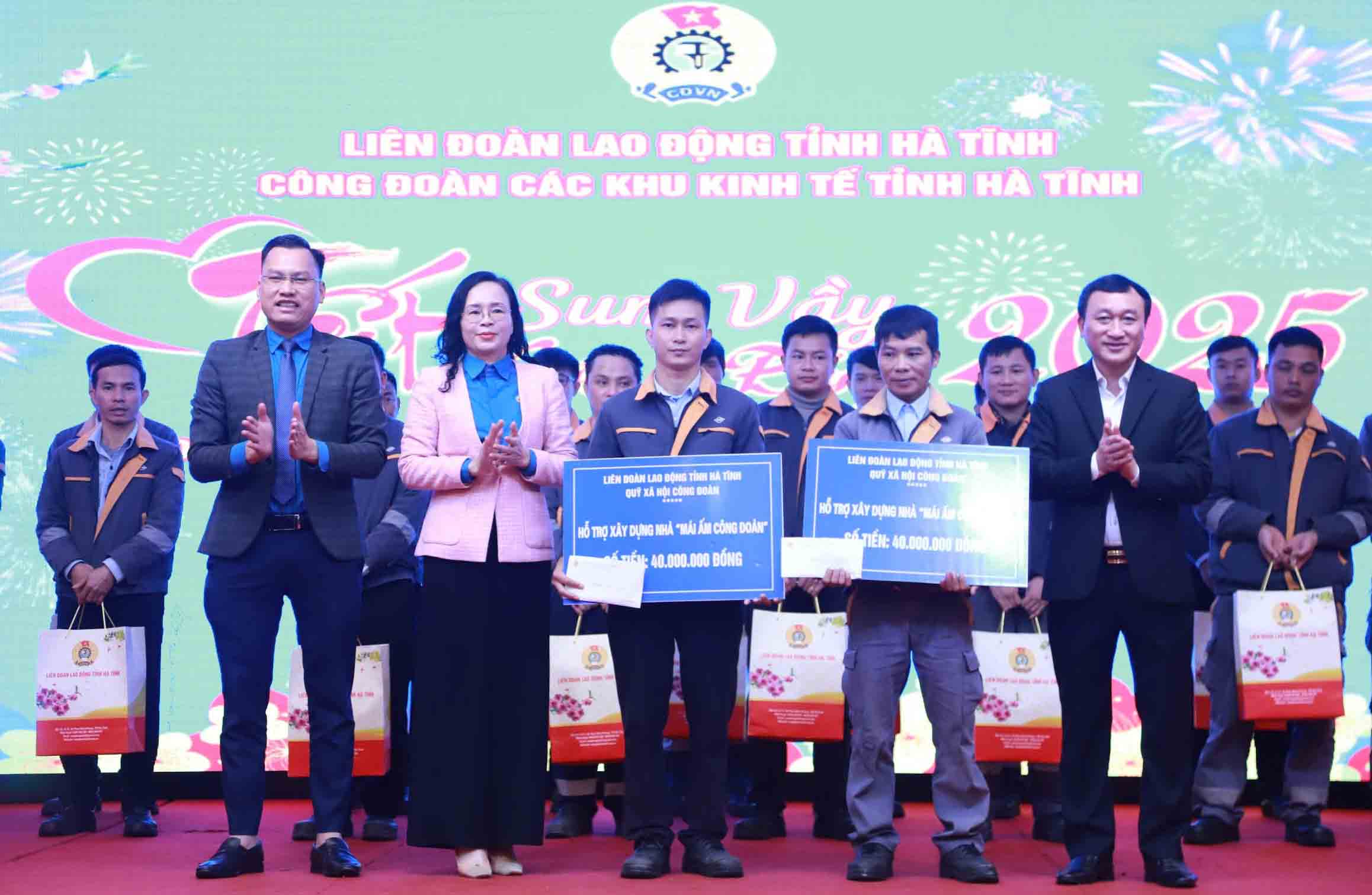 Giving gifts and support to build "Union Shelter" houses for union members in difficult circumstances. Photo: Tran Tuan