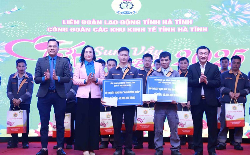 Giving gifts and support to build "Union Shelter" houses for union members in difficult circumstances. Photo: Tran Tuan