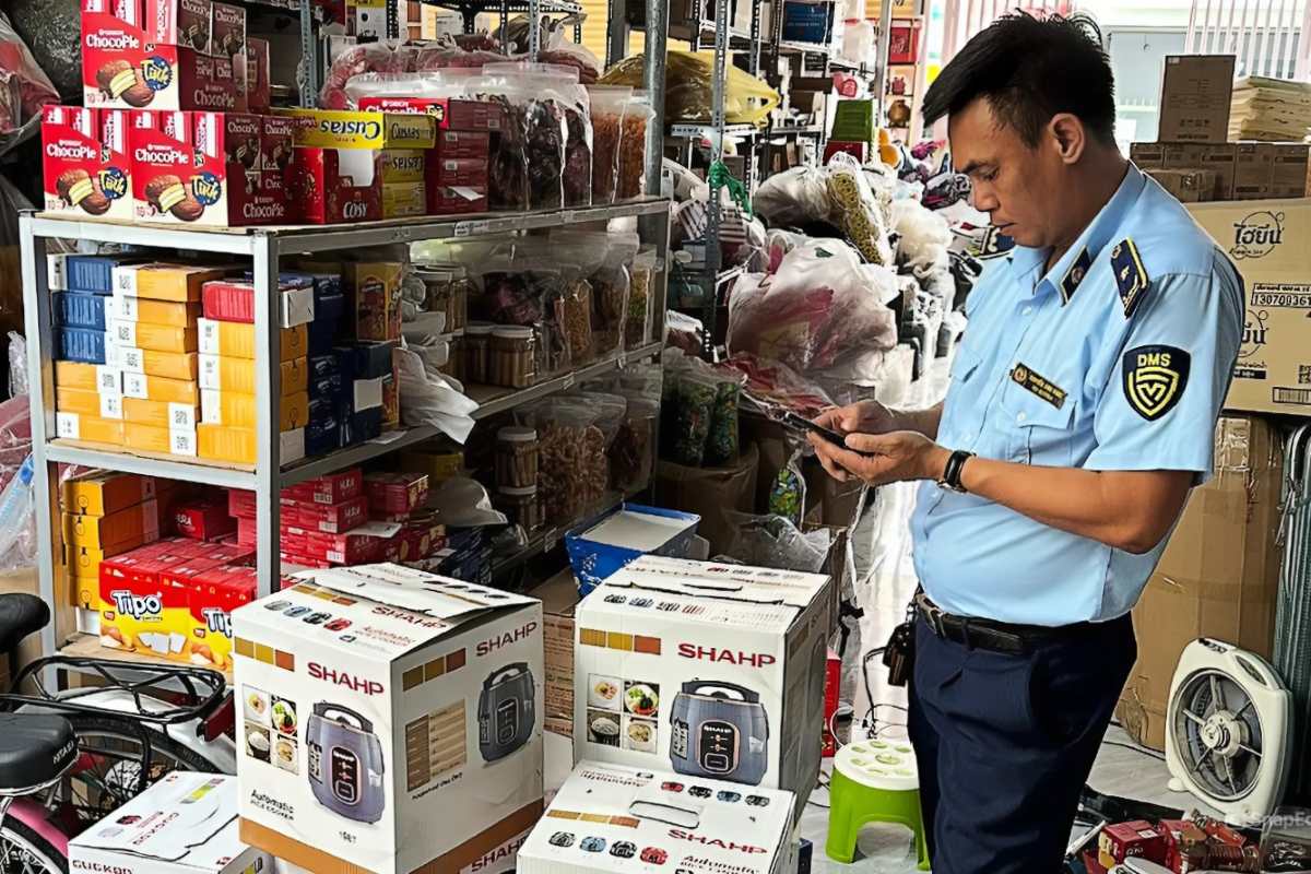 Market management forces inspect goods at a store in Ba Ria City. Photo: CQLTT