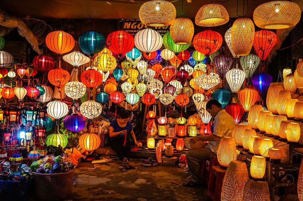 Hoi An duoc thap sang boi den long vao buoi toi. Anh: