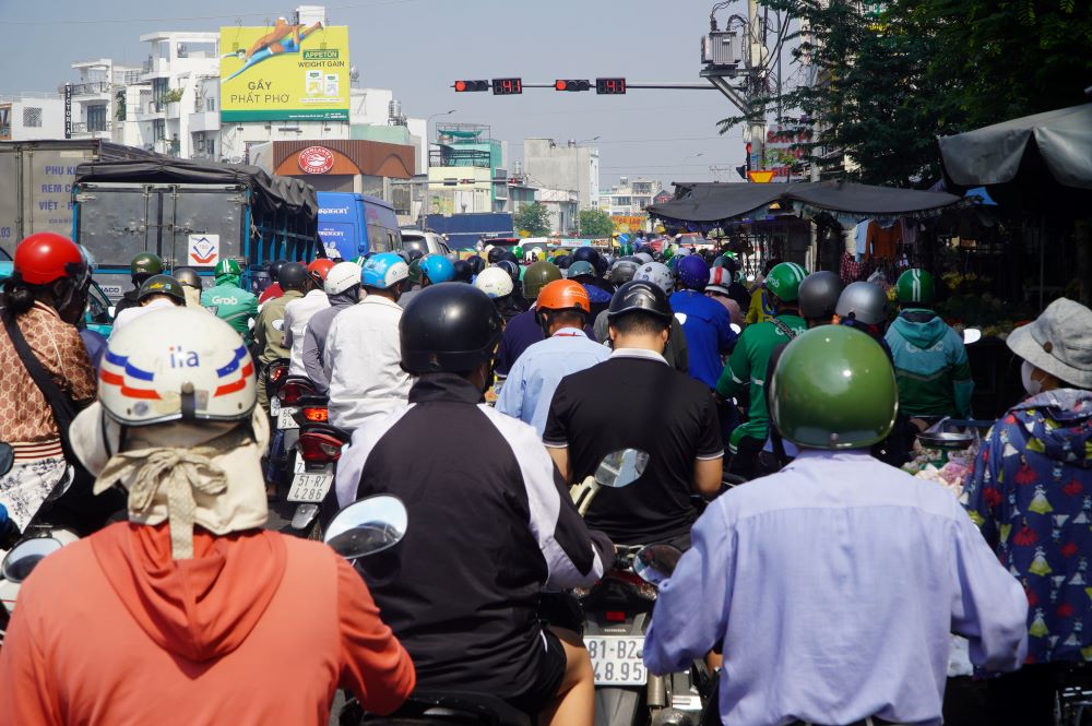 Phuong tien un u tren duong Nguyen Xi. Anh: Nguyen Chan