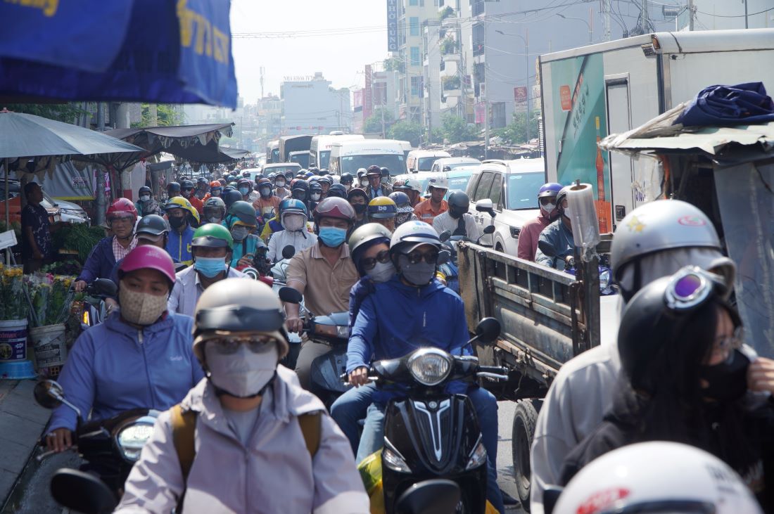 Khong co den tin hieu cho xe may re phai, ket hop thoi luong den do keo dai, den xanh ngan khien duong Nguyen Xi xay ra tinh trang un u. Anh: Nguyen Chan