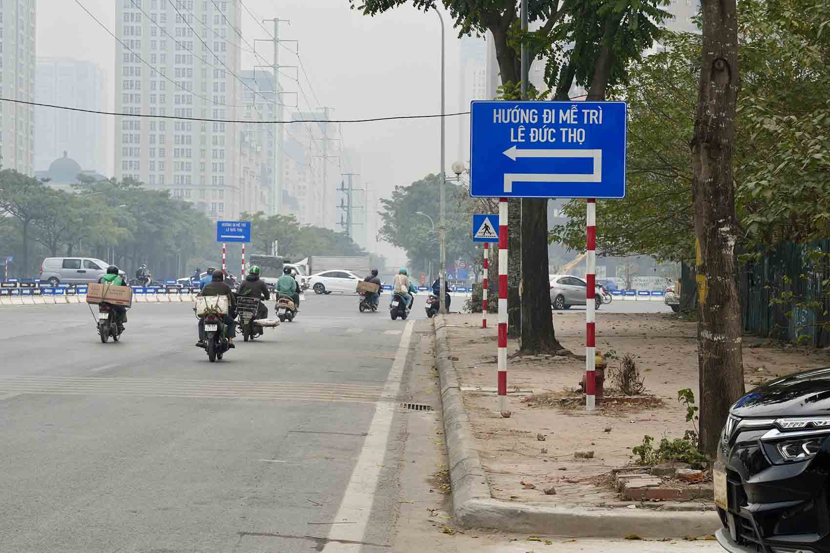 Bien bao giao thong duoc dat ben phai tuyen de nguoi dan thuan tien theo doi. Anh: Huu Chanh