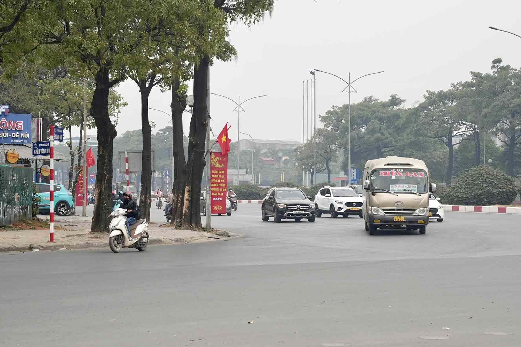 Nguoi dan luu thong qua khu vuc nut giao tuong doi thuan loi. Anh: Huu Chanh