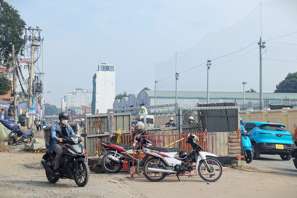 Dự án mở rộng đường Hoàng Hoa Thám đã thành hình, tuy nhiên trên công trường khá ngỗn ngang.