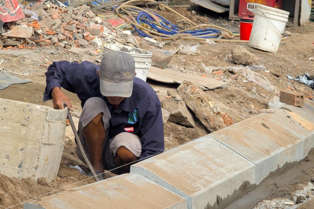 Các công nhân đang tích cực đẩy nhanh tiến độ tại dự án.