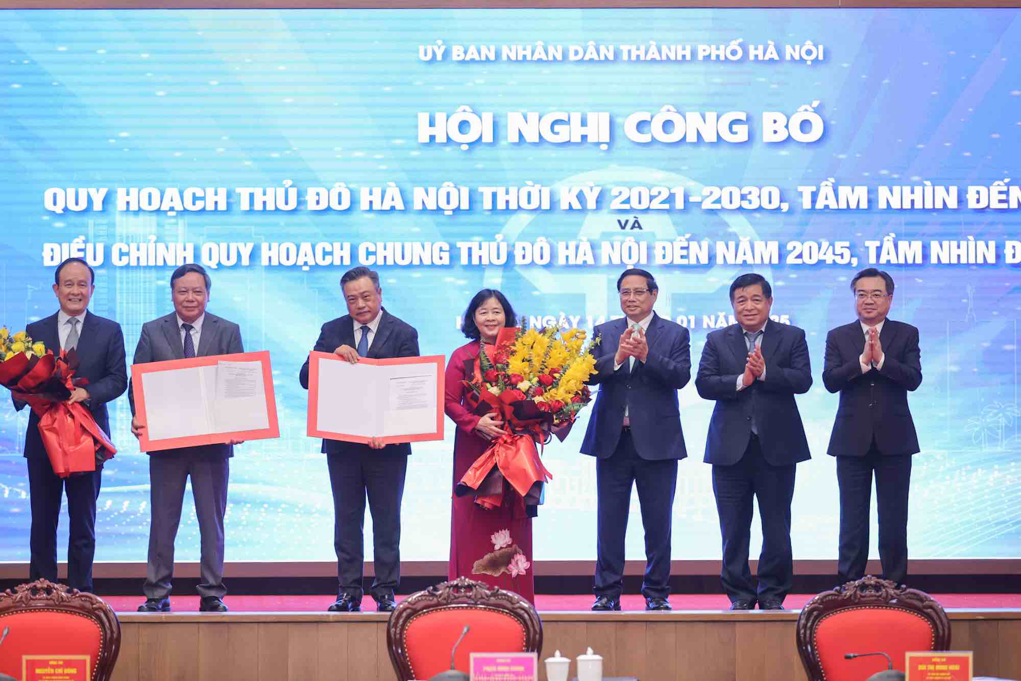 Thu tuong trao quyet dinh cong bo Quy hoach Thu do Ha Noi thoi ky 2021-2030, tam nhin den nam 2050; dieu chinh Quy hoach chung Thu do Ha Noi den nam 2045, tam nhin den nam 2065 cho lanh dao TP Ha Noi. Anh: VGP