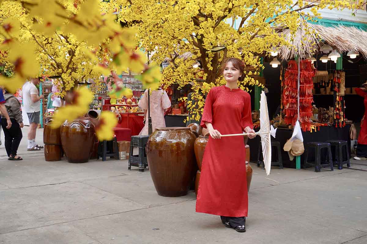 Nguoi dan dien ao dai, hao hung chup anh Tet. Anh: Nhu Quynh