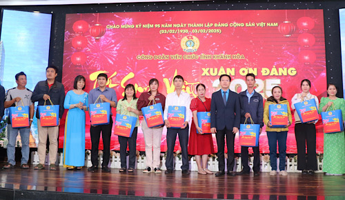 Leaders of Khanh Hoa Provincial Labor Federation present Sum Vay Tet gifts to union members and workers in difficult circumstances. Photo: Phuong Linh