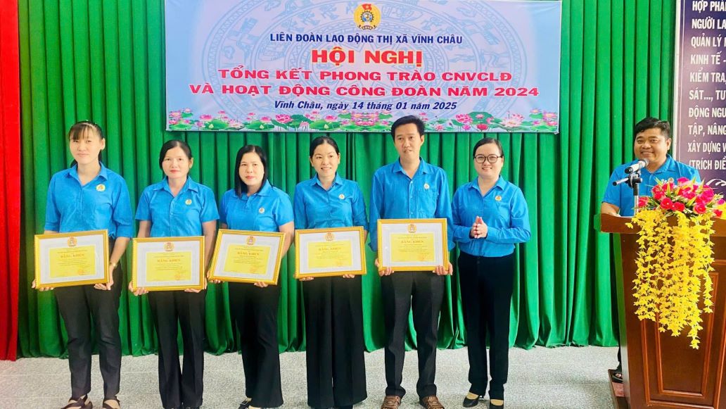 Lanh dao LDLD TX Vinh Chau (tinh Soc Trang) trao bang khen cho cac ca nhan co thanh tich xuat sac trong phong trao thi dua va hoat dong Cong doan nam 2024. Anh: LDLD TX Vinh Chau