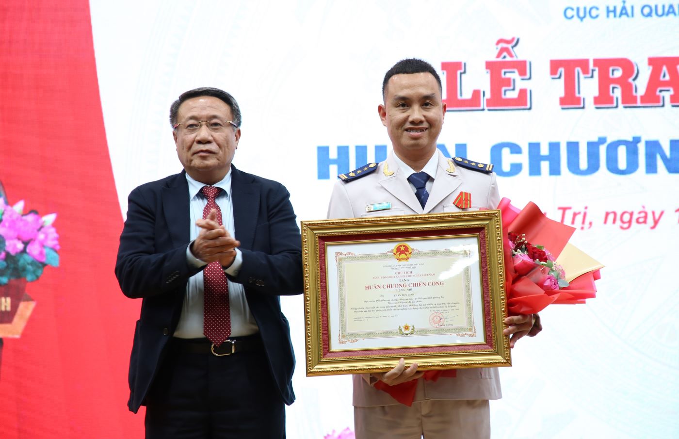 Ong Tran Duy Linh nhan Huan chuong chien cong hang Nhi. Anh: Hung Tho