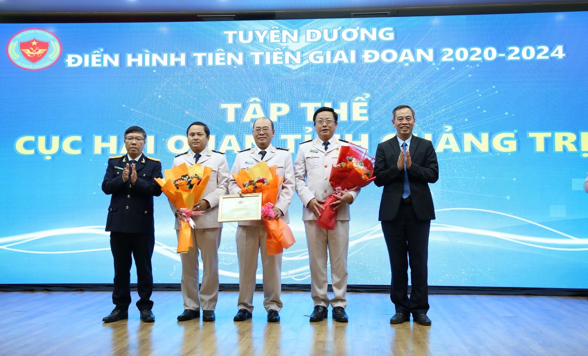 Tap the Cuc Hai quan tinh Quang Tri nhan giay chung nhan co thanh thich xuat sac giai doan 2020-2024. Anh: Hung Tho
