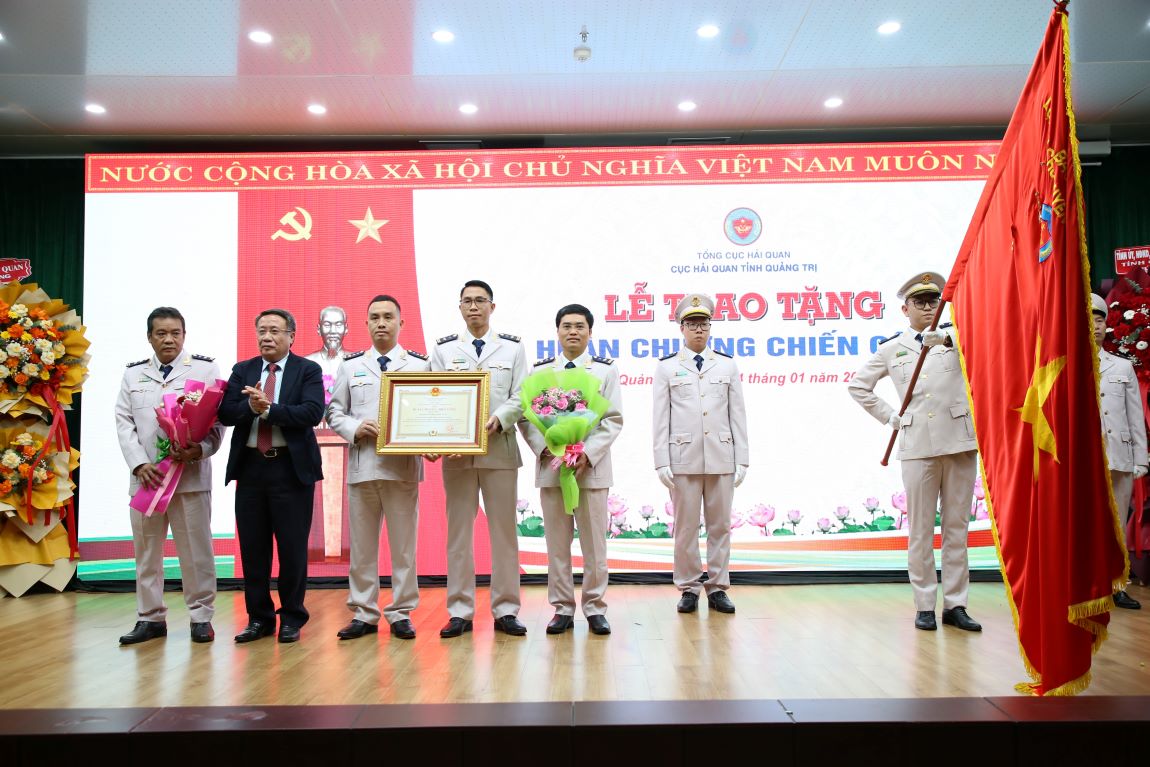 Authorized by the President, acting Chairman of the Quang Tri Provincial People's Committee Ha Sy Dong awarded the First Class Medal of Military Exploit to the Drug Prevention and Control Team, Quang Tri Provincial Customs Department. Photo: Hung Tho