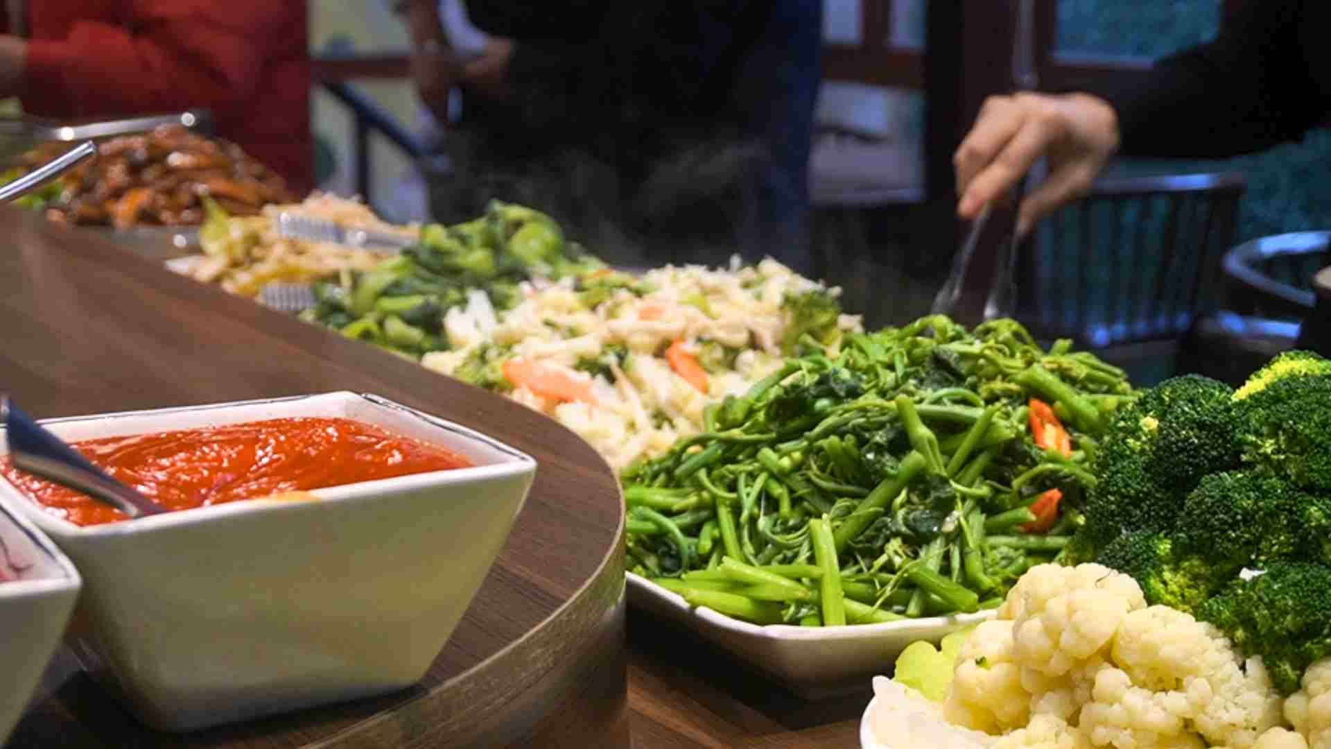 Vegetarian restaurant in Hanoi packed with customers on the 15th day of the 12th lunar month