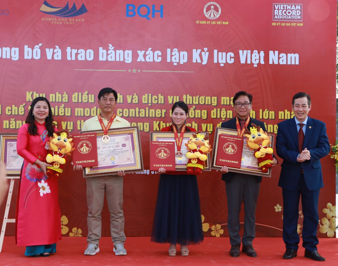 Trao bang Xac lap Ky luc Viet Nam cho cong ty TNHH Bien Que Huong va nhom tac gia. Anh: Duy Tuan 