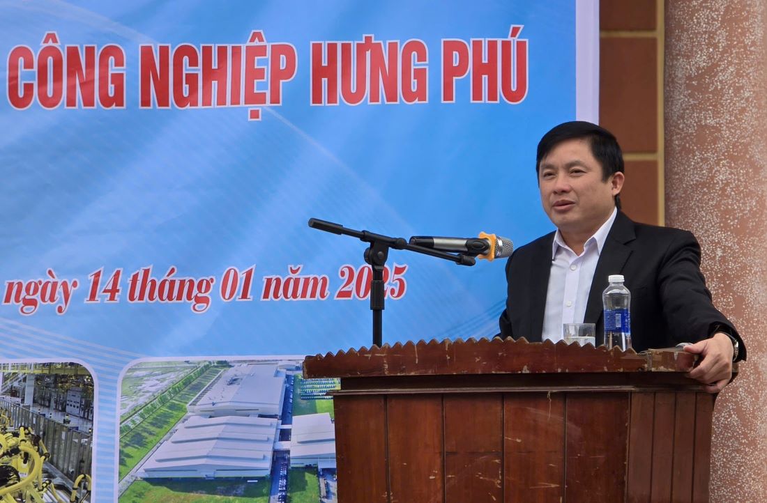 Ong Bui Tuan Anh - Pho Chu tich UBND huyen Tien Hai phat bieu tai hoi nghi trien khai GPMB, thu hoi dat giai doan 2 du an Khu cong nghiep Hung Phu. Anh: Nam Hong