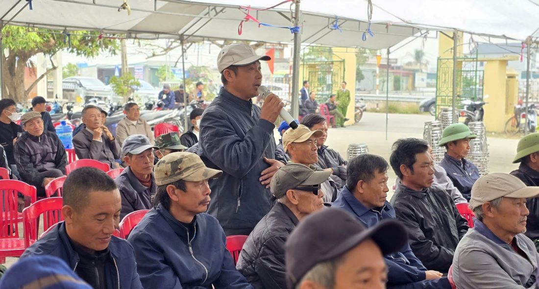 Dai dien nhan dan co dat thu hoi, GPMB phuc vu dau tu xay dung du an ha tang Khu cong nghiep Hung Phu phat bieu trinh bay y kien, kien nghi tai hoi nghi. Anh: Nam Hong 