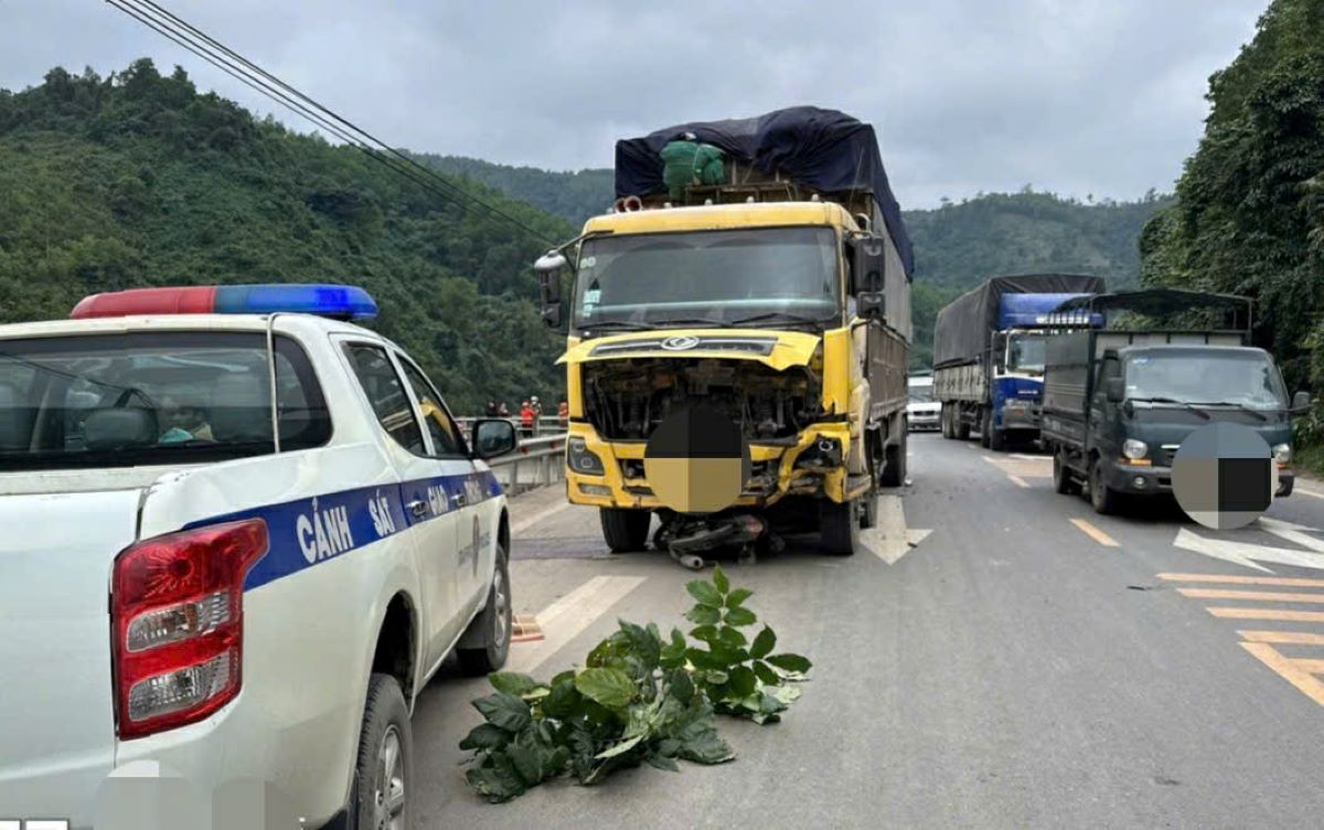 After recklessly overtaking, the motorbike collided with a yellow car, killing two people on the motorbike. Photo: H.Nguyen