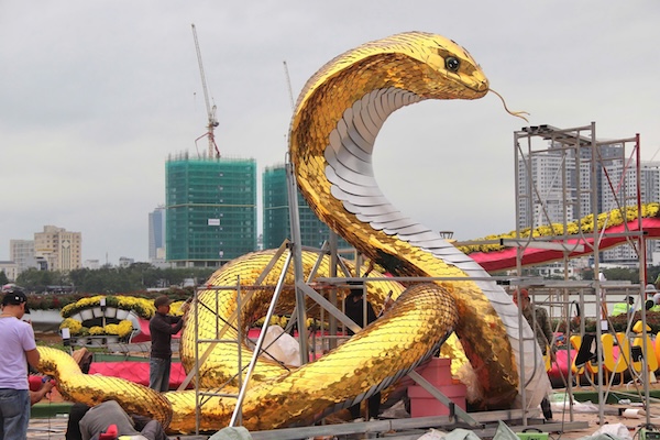 Da Nang ordered a snake mascot from artist Dinh Van Tam. Photo: Nguyen Linh