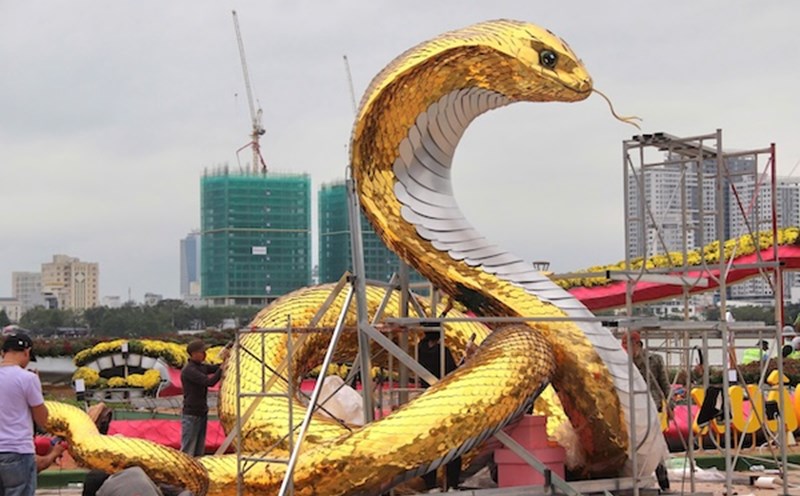 Da Nang ordered a snake mascot from artist Dinh Van Tam. Photo: Nguyen Linh