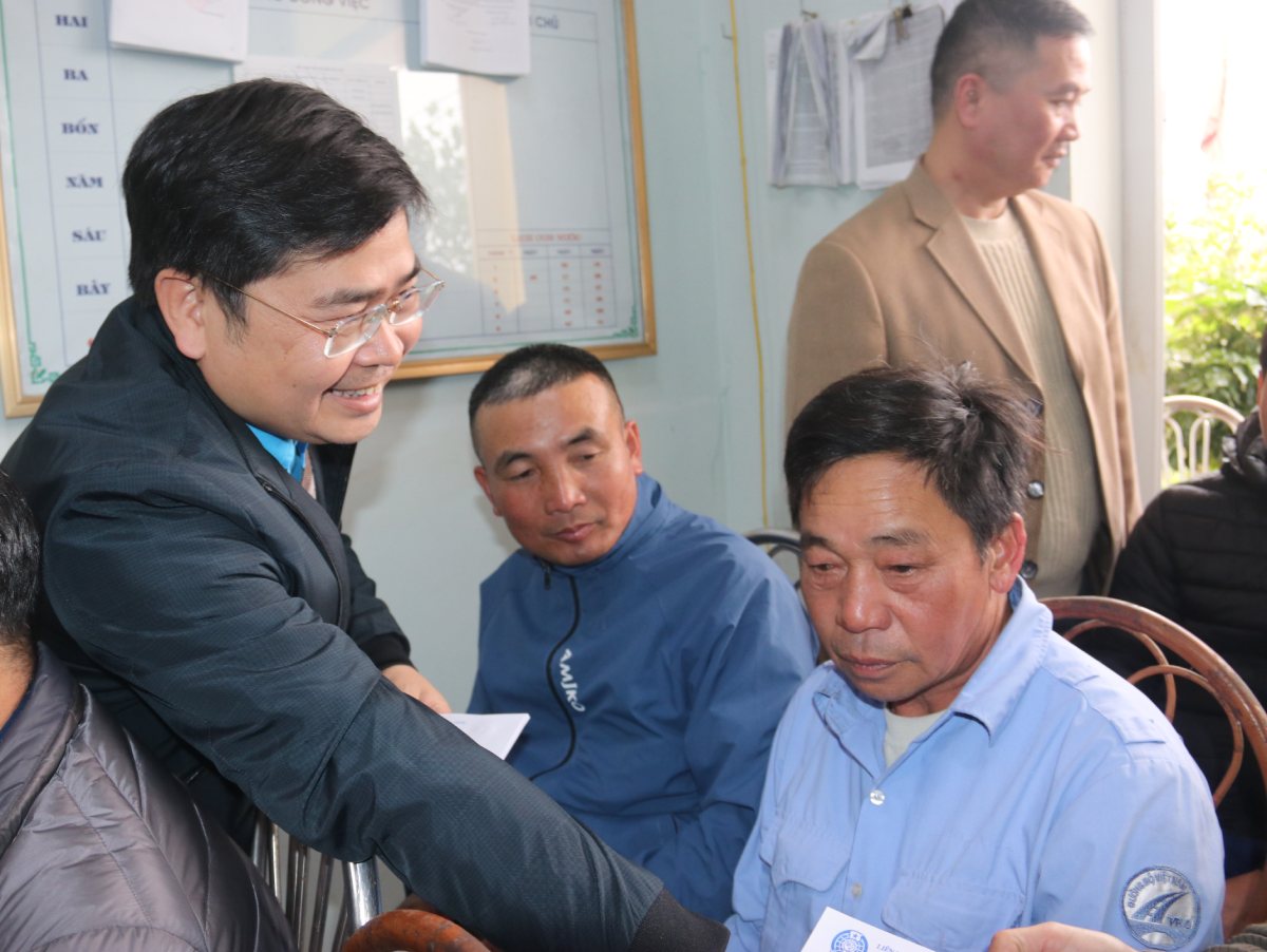 Mr. Hoang Dinh Trung - Nam Dinh Provincial Labor Federation handing gifts to workers. Photo: Dao Mai