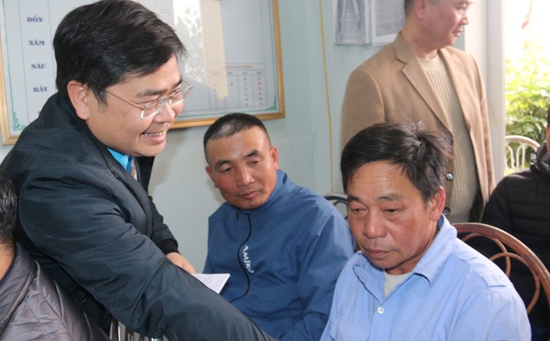 Mr. Hoang Dinh Trung - Nam Dinh Provincial Labor Federation handing gifts to workers. Photo: Dao Mai