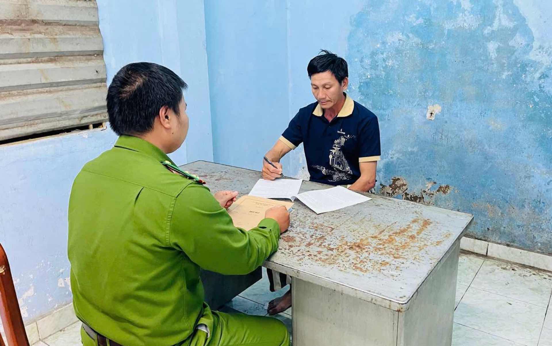 Emergency arrest of Mai The Thang for resisting law enforcement officers in Ho Chi Minh City. Photo: Police