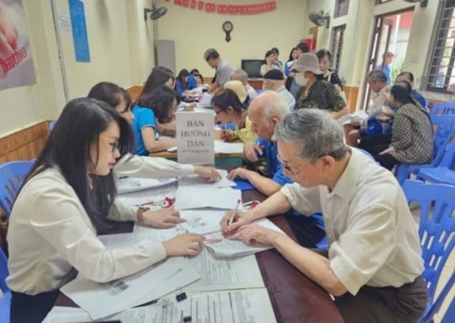 Officials, civil servants and public employees with outstanding qualities and abilities will have their salaries raised one level higher (the time to hold the new salary level is calculated based on the time to hold the old salary level) if they are not yet in the final salary level in the grade or position. Photo: Huong Nha