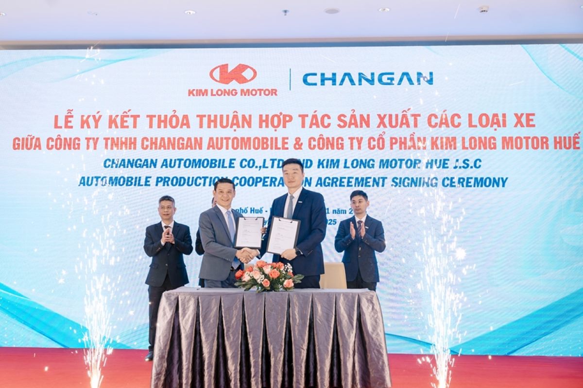 Lãnh đạo Kim Long Motor và Tập đoàn Changan Automobile ký kết hợp tác, xây dựng nhà máy sản xuất ôtô xanh.  Ảnh: Kim Long
