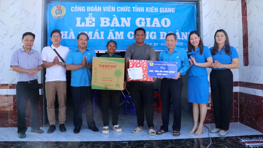 Handing over the Trade Union Shelter to union member Danh Tan Tai. Photo: Xuan Nhi