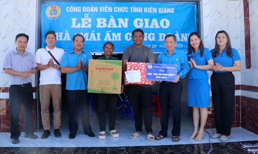 Bàn giao nhà Mái ấm Công đoàn cho đoàn viên Danh Tấn Tài. Ảnh: Xuân Nhi