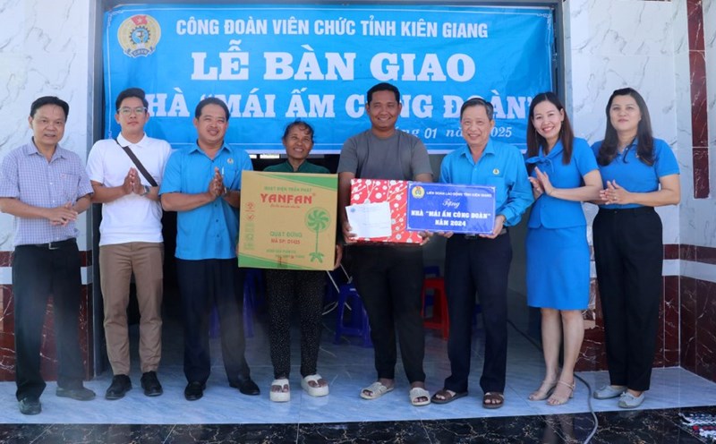 Handing over the Trade Union Shelter to union member Danh Tan Tai. Photo: Xuan Nhi