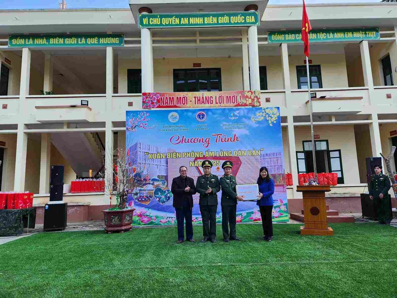 Lanh dao Don Bien phong cua khau Soc Giang nhan qua tu lanh dao Huyen uy Ha Quang. Anh: Tan Van.
