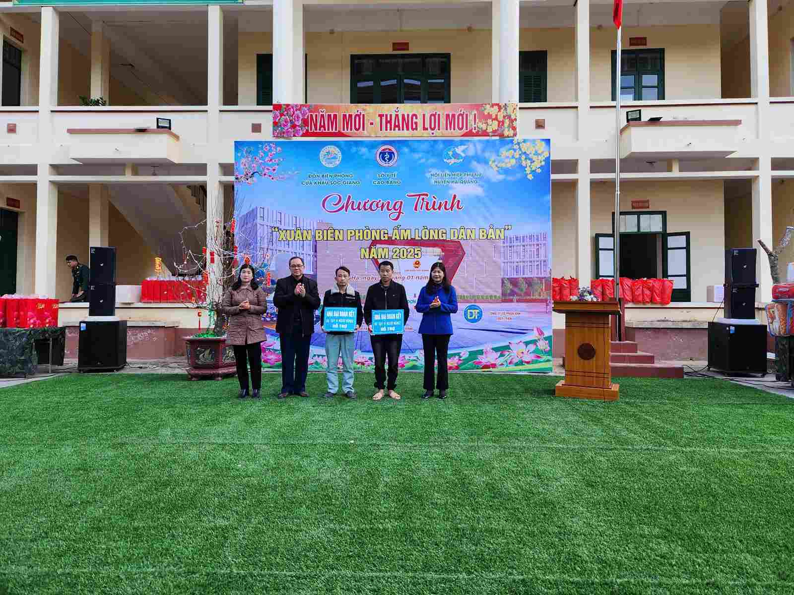 Huyen uy, Lien hiep Hoi phu nu huyen Ha Quang va lanh dao don bien phong trao qua den tay nguoi dan. Anh: Tan Van.