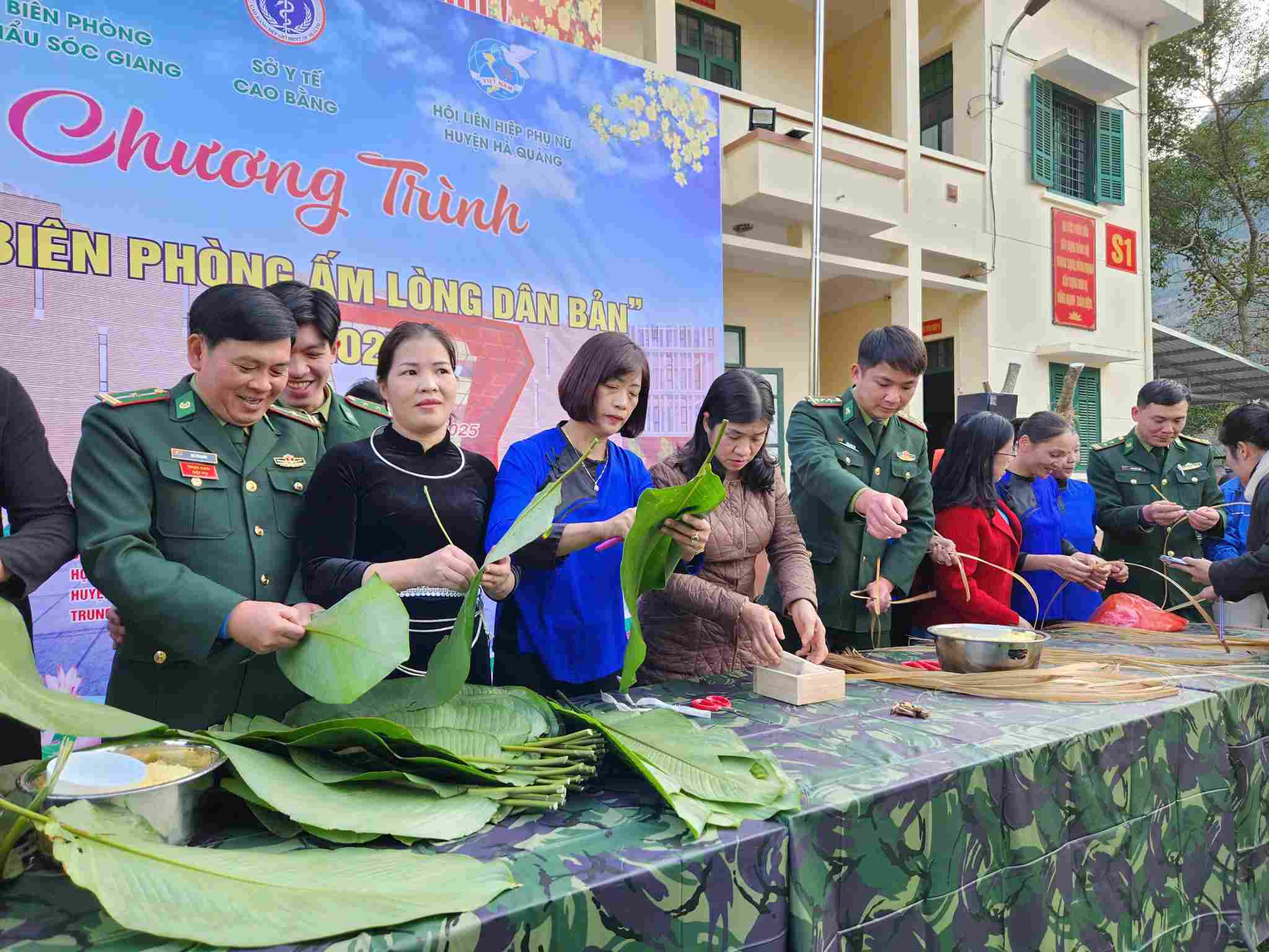 Sau phan trao qua nguoi dan cung cac chien si cung thanh goi banh chung. Anh: Tan Van.
