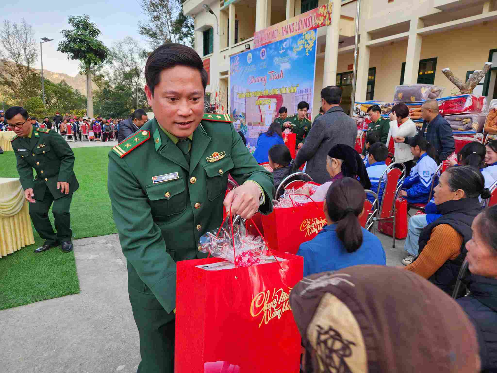 Nguoi dan 2 xa Truong Ha, Soc Ha bay to niem vui khi thuong xuyen nhan duoc su quan tam, chia se tu cac chien si bien phong dong quan tai dia phuong. Anh: Tan Van.