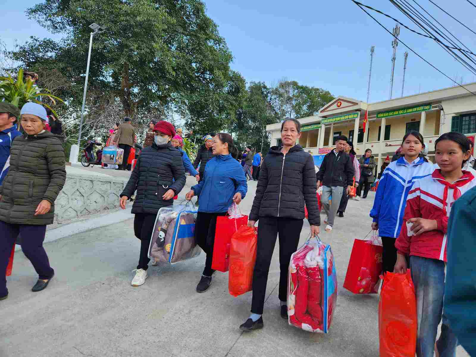 Many gifts were given to people in two border communes. Photo: Tan Van