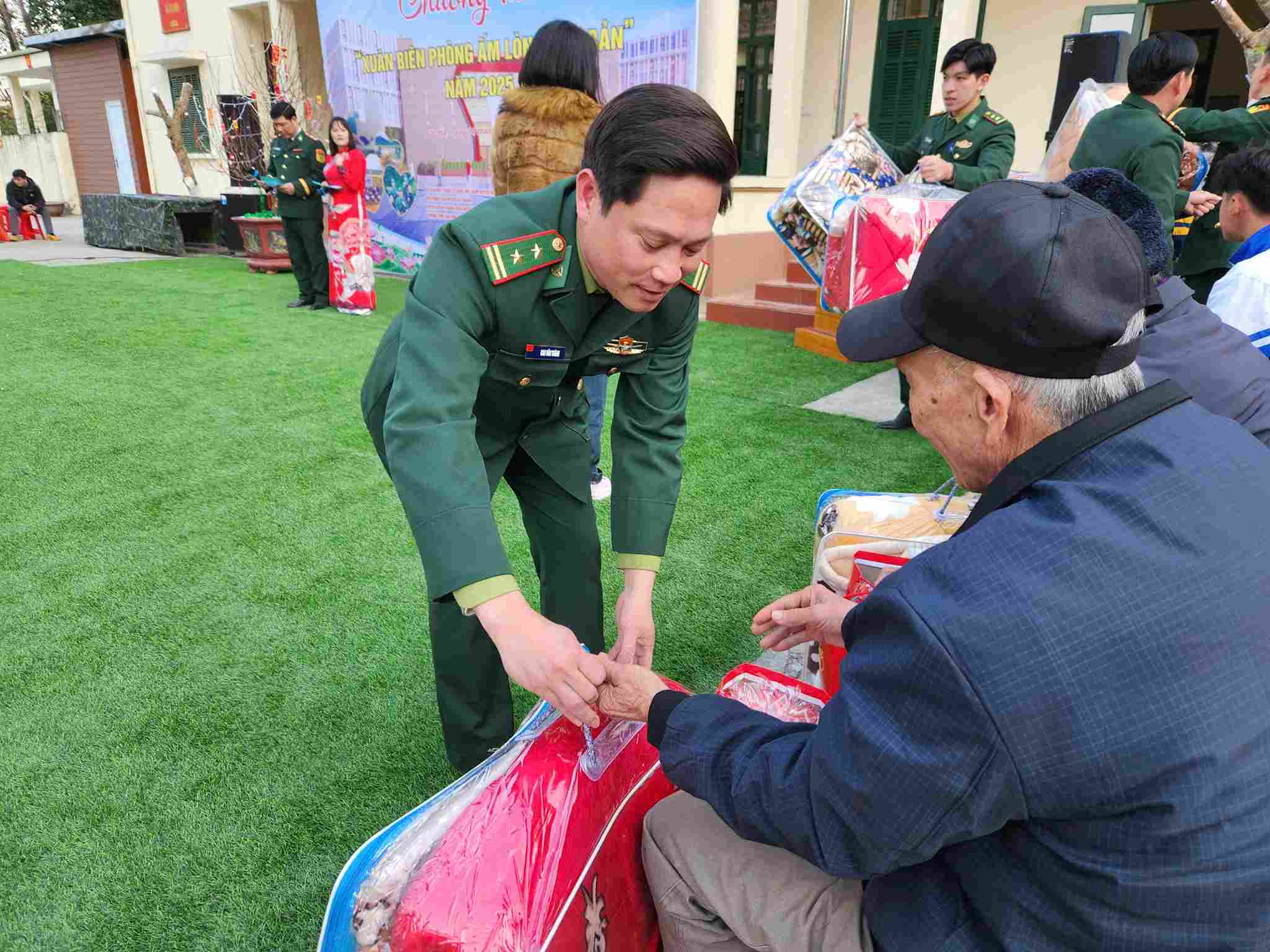 Nhung mon qua duoc trao den tan tay nguoi dan. Anh: Tan Van.