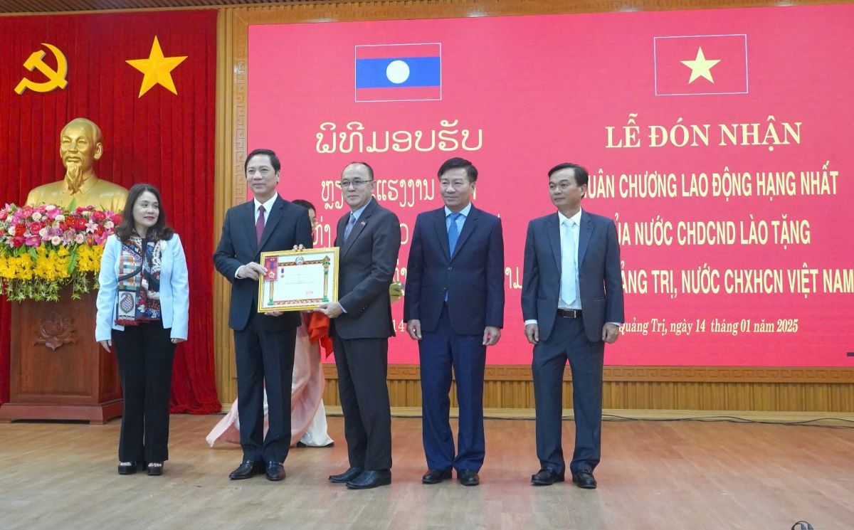 Quang Tri province received the First Class Labor Medal from the President of the Lao People's Democratic Republic. Photo: H.Nguyen