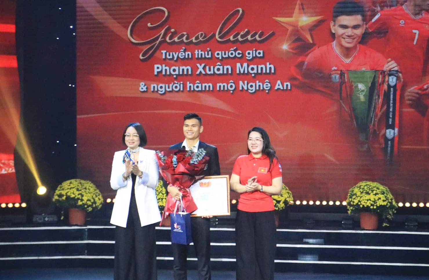 Tỉnh đoàn Nghệ An, Hội Liên hiệp Thanh niên tỉnh Nghệ An trao tặng Bằng khen cho tuyển thủ Phạm Xuân Mạnh. Ảnh: Ngọc Anh