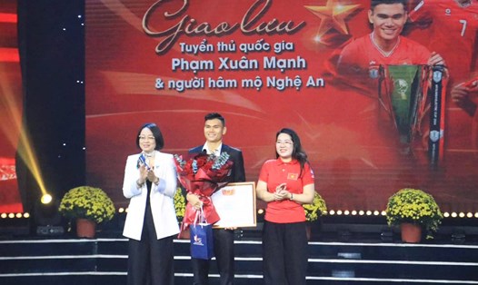 Tỉnh đoàn Nghệ An, Hội Liên hiệp Thanh niên tỉnh Nghệ An trao tặng Bằng khen cho tuyển thủ Phạm Xuân Mạnh. Ảnh: Ngọc Anh