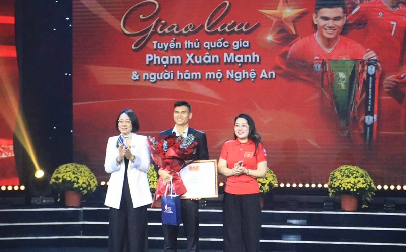 Nghe An Provincial Youth Union and Nghe An Provincial Youth Union presented a Certificate of Merit to player Pham Xuan Manh. Photo: Ngoc Anh