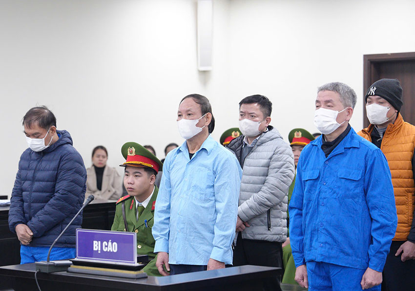 Ông Nguyễn Đức Thái (giữa) - cựu Chủ tịch Nhà xuất bản Giáo dục Việt Nam và các bị cáo tại phiên tòa. Ảnh: Quang Việt