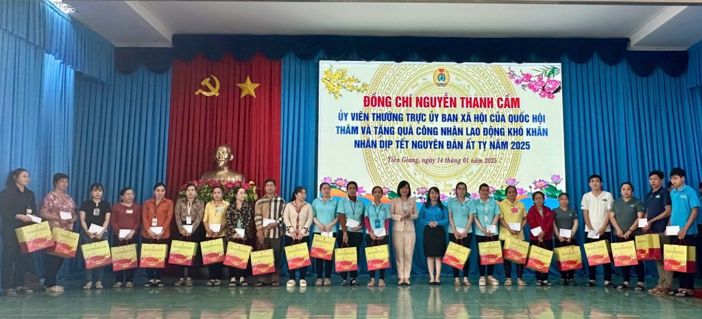Ms. Nguyen Thanh Cam - Standing Member of the National Assembly's Social Affairs Committee - presented 50 gifts to workers in difficult circumstances in Tien Giang province. Photo: Thanh Nhan