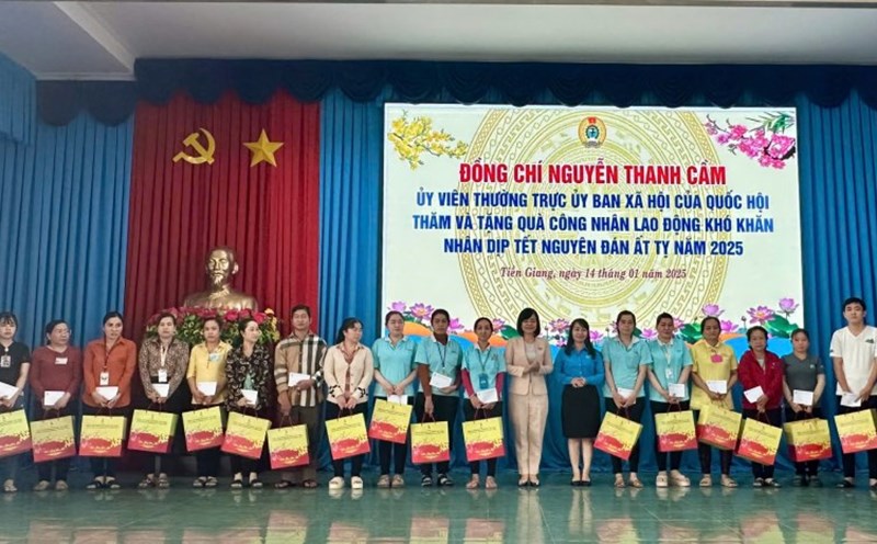 Ms. Nguyen Thanh Cam - Standing Member of the National Assembly's Social Affairs Committee - presented 50 gifts to workers in difficult circumstances in Tien Giang province. Photo: Thanh Nhan