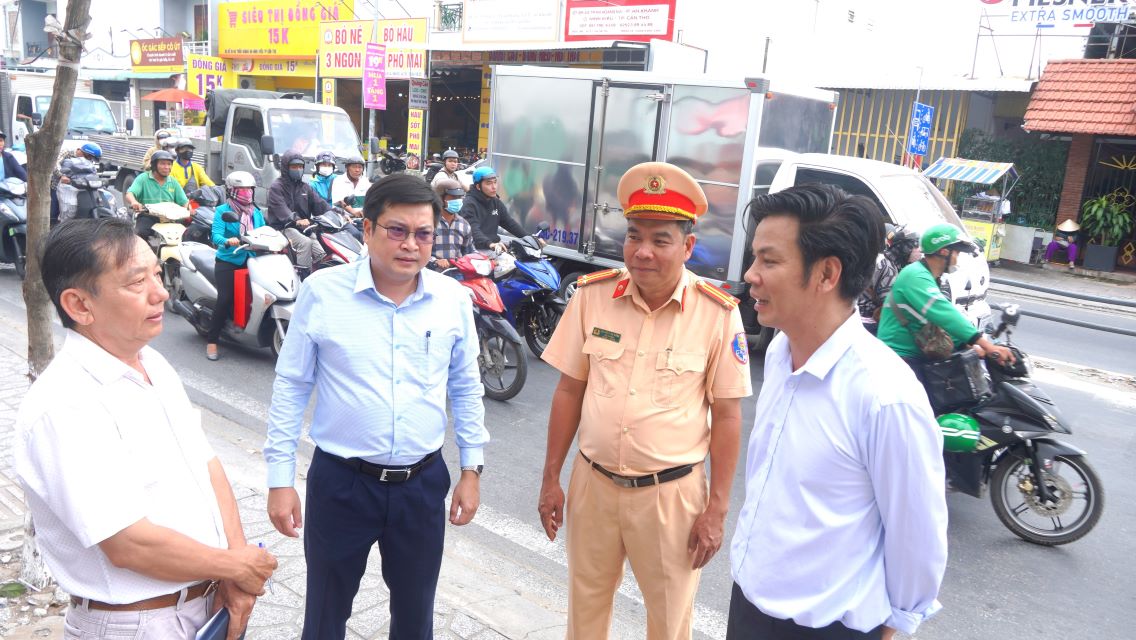 Doan kiem tra da kiem tra tai nut giao Tran Hoang Na - Nguyen Hien. Anh: Ta Quang