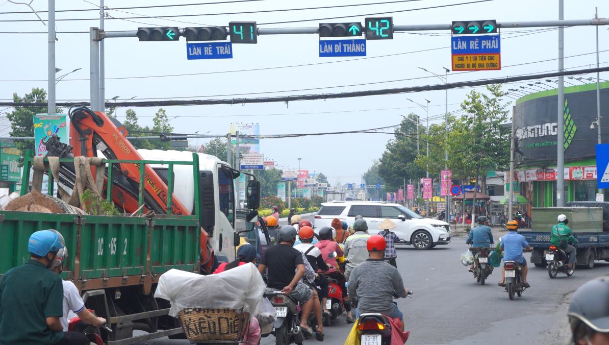 Tai nut giao Nguyen Van Linh – 3 Thang 2 khong co vach ke duong. Anh: Ta Quang