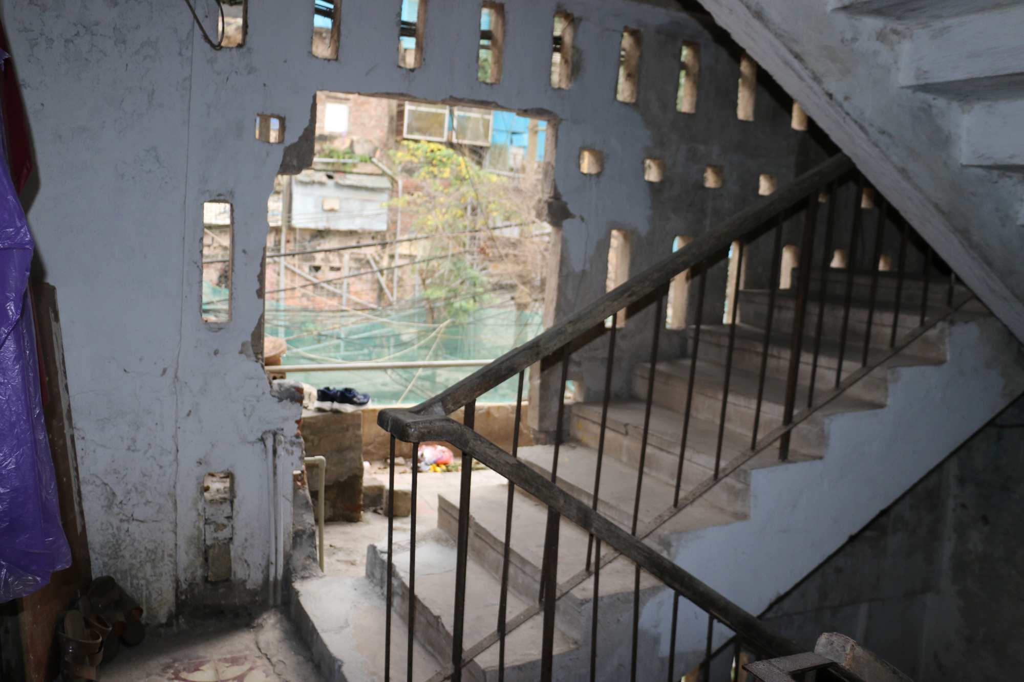 Serious degradation of the apartment complex. Photo: Yen San